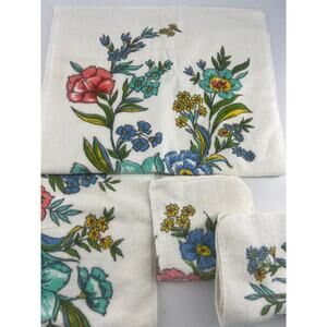 Vintage Towels Floral White 2 Small 2 Washcloths Granny Grandmacore Bathroom